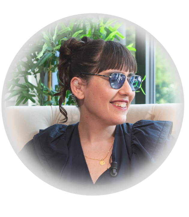 Photo de l'animatrice, Morgane Legrand, assise sur un fauteuil, souriante.